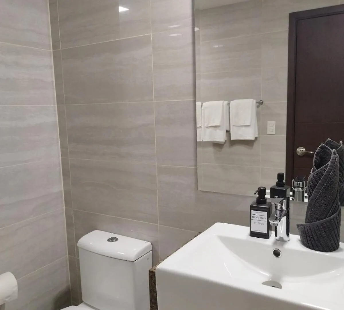 Savvy Suites Combined 5Br Near Okada Manille Appartement